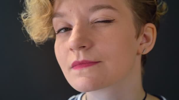 Portret Młode Ładne Kobiety Kręconymi Włosami Miga Patrząc Kamery Białym — Wideo stockowe