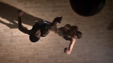 TopShot, basketbol, iki oyuncu birbirlerine, slam dunk yapıyor oyuncu karşı karşıya veren hakem