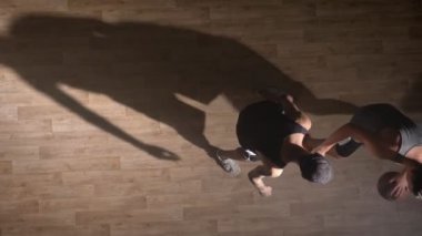 TopShot, basketbol oyuncu başka bir oyuncu kim düşüyor, itme onu ayağa yardımcı arkadaş