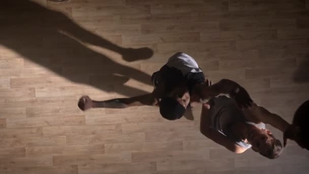 Topshot, Schiedsrichter gibt Basketball an Spieler, zwei gegnerische Spieler versuchen Ball zu nehmen — Stockvideo