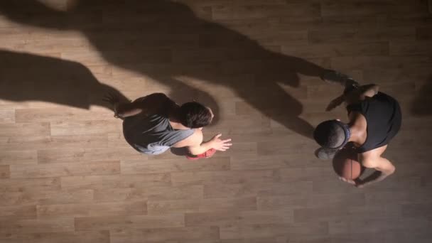 Topshot, 两个朋友打篮球, 一个球员表演扣篮 — 图库视频影像