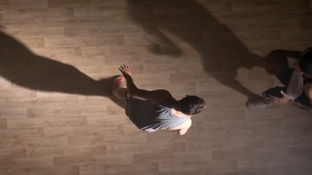 Topshot, deux joueurs face à un sur un terrain de basket, slam dunk — Video