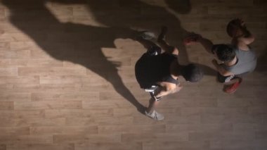 TOPVIEW, teke tek kapalı oynayan iki basketbol oyuncular