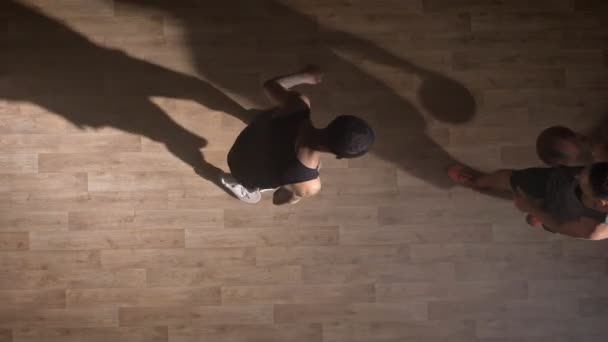 TopShot, dva hráči na basketbal soudu čelí jeden na jednoho, tom slam dunk — Stock video