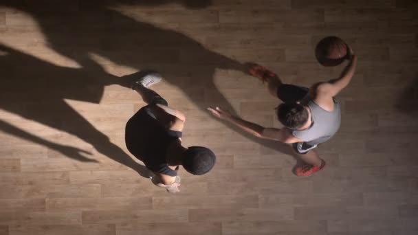 Topshot, dois amigos jogando basquete no campo, jogador fazendo slam dunk com bola — Vídeo de Stock