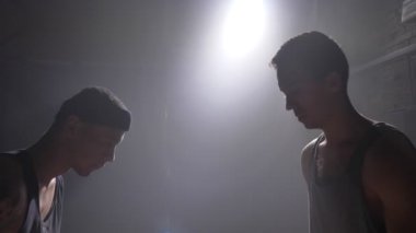 Basketbol oyuncu engelleme topu oyunu, oda ışıklandırması sırasında diğer oyunculardan gelen