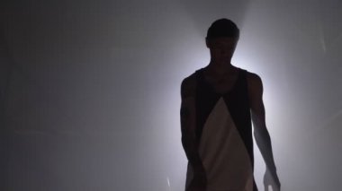 Bir basketbol oyuncusu siluet pratik ve halka kapalı topu atma