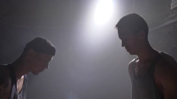 篮球运动员拦截球从另一个球员在游戏中, 房间与泛光灯 — 图库视频影像