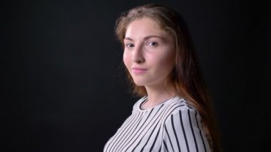 Kameraya gülümseyen ve siyah arka plan üzerinde güzellik portre izole profil, kafasını dönüm muhteşem bir genç kadın