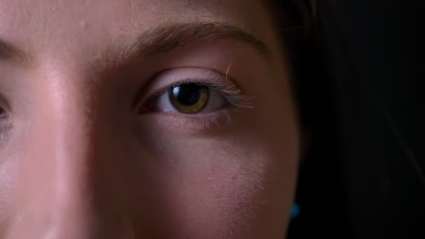 Close footage of young beautiful woman green eye, parte do rosto isolado no fundo preto, retrato de beleza — Vídeo de Stock