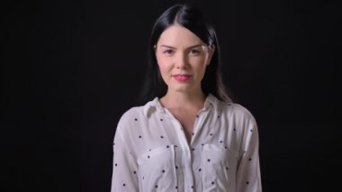 Kameraya seyir siyah stüdyo arka plan üzerinde izole olumlu duygular ile güzel sürpriz kadın