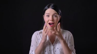 İyi haber hakkında tezahürat, kameraya bakıyor ve gülümsüyor, siyah arka plan üzerine izole mutlu sürpriz kadın