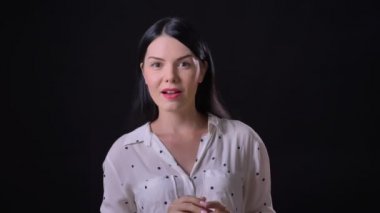 Biri ve siyah arka plan üzerine izole davetkar, gülümseyen, ayakta tebrik neşeli genç kadın