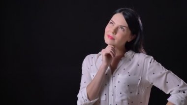 İzole üzerinde siyah arka plan ayakta düşünme ve parmakları üzerinde saymak düşünceli genç kadın