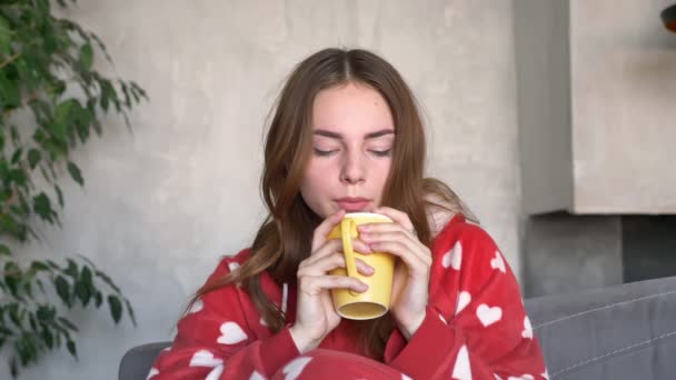 Nachdenkliche Ingwerfrau Mit Tasse Und Blick Die Kamera Hause Auf — Stockvideo