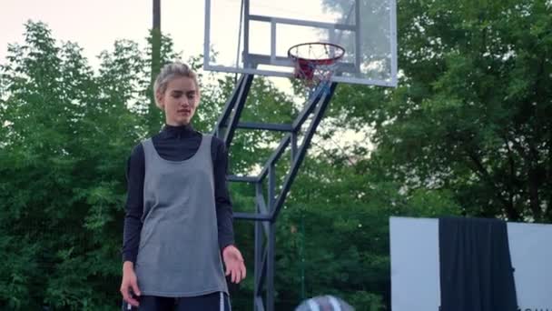 Alguien Lanzando Baloncesto Una Jugadora Mujer Atrapando Pelota Mirando Cámara — Vídeo de stock