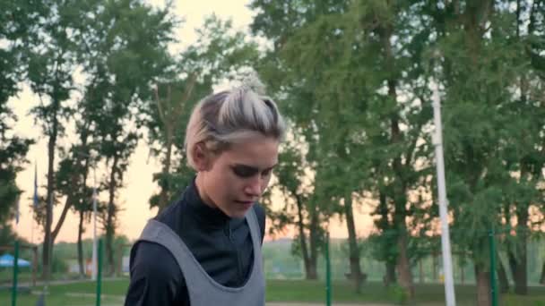 Belle joueuse de basket-ball lançant le ballon, jouant dans le parc pendant la journée, matin — Video