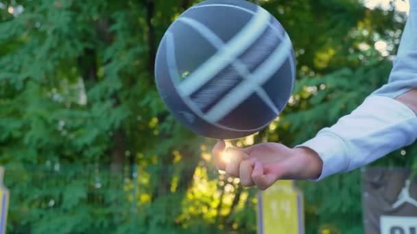 1 本の指、バック グラウンドで日没木公園回転バスケット ボール オープン エリア — ストック動画