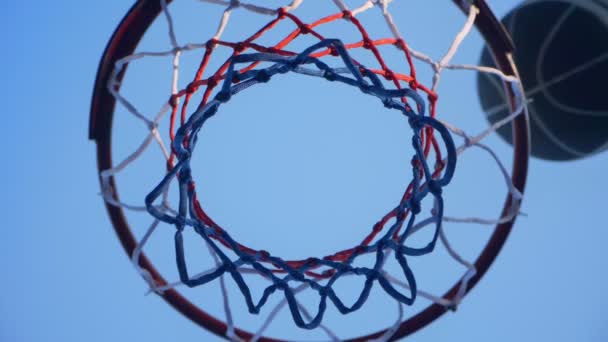Ball hit the ring, new outdoor hoop with blue sky above — Stock Video