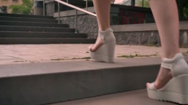 Üst katta yürüyüş ve gülümseyen, çıplak omuz ile ileriye erkek genç zencefil kadın hareketli görüntüleri