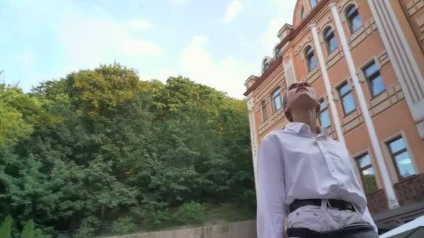 Moderne Frau Steht Mitten Auf Der Straße Und Schaut Sich — Stockvideo