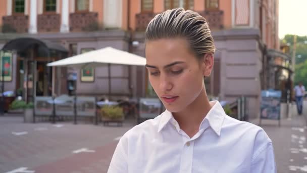 Güzel modern kadın Caddesi üzerinde duran ve selfie smartphone, gülümseyen, iletişim kavramı, kentsel kavram yapma — Stok video