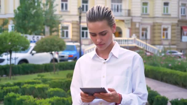 Genç modern kadın Caddesi üzerinde duran ve tablet üzerinde ileri geri arama konumu, iletişim kavramı, kentsel kavramı dokunarak — Stok video