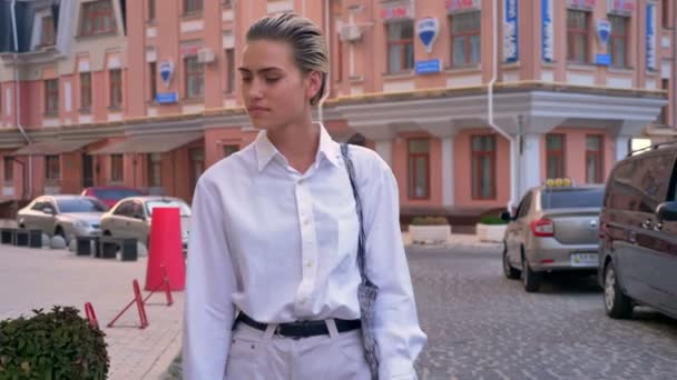 Femme élégante marche dans la rue et regarder autour de la journée, concept urbain — Video