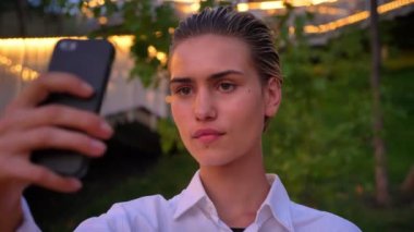 Modern kadın selfie smartphone yapma akşam, gülümseme, iletişim kavramı merdiven üzerinde duruyor