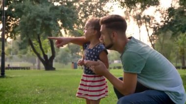 Yakışıklı baba anne üzerinde küçük kızı işaret eden, onun için çalışan aile kavramı