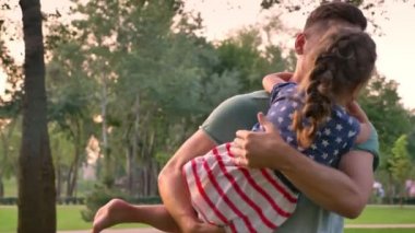 Yakışıklı baba sallanan onun küçük kızı, Aile kavramı