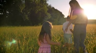 Çocuk Anne silüeti yaz, Aile kavramı alanına yürüme