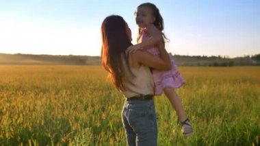 Anne silüeti alanında çocuklar, Aile kavramı ile yaz aylarında yürüyüş kızı alır