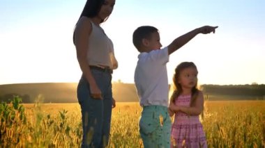 Çocuk Asya Anne yaz aylarında alanına yürüme, bir şey üzerinde aile kavramı, yan görünüm üzerine gelin
