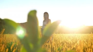 Çocuk Asya Anne yaz, Aile kavramı, ön plan yapraklarda alanına yürüme