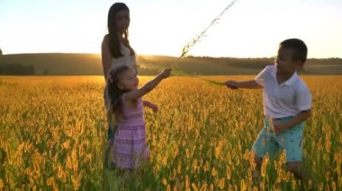 Çocuk Asya Anne yaz aylarında alanına yürüme, çocuklar çiçek, Aile kavramı ile mücadele ediyoruz