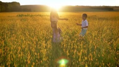 Asya Anne çocuklu yürüme alanında yaz, çiçekler, Aile kavramı ile mücadele