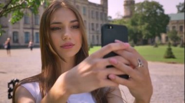 Seksi kız selfie Smartphone cep telefonu ile parkta gündüz iletişim kavramı içinde yapar