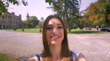 Güzel genç kadın video sohbet Park konuşuyor gündüz, holding kamera, iletişim kavramı