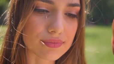Seksi kadın yüzü kamera parkta izlerken gündüz, flört kavramı, arka plan bulanık