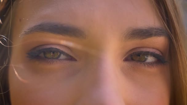 Olhos de mulher bonita está olhando para a câmera durante o dia — Vídeo de Stock