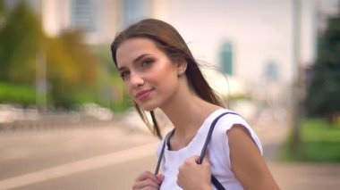 Seksi Bayan yaz, taşıma dışarı görünüyor gündüz vakti otobüs durağı üzerinde duruyor