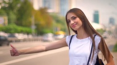 Seksi Bayan üzerinde otobüs durağı gündüz yaz, Ulaştırma, hareket, arka plan bulanık yukarı alıcı duruyor