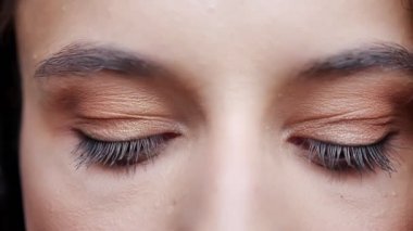 Açarak gözleri ve kamera düz arayarak üzgün kadınlar, portre, tuğla duvar arka planda, portre