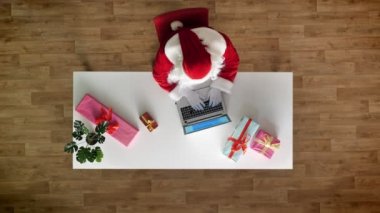 Laptop, ofisinde çalışan yazarak, havadan görünümü, atış en iyi Noel