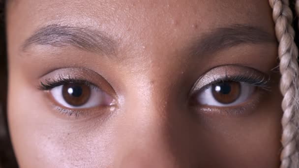 Traurige braune Augen eines afrikanischen Mädchens mit Dreadlocks — Stockvideo