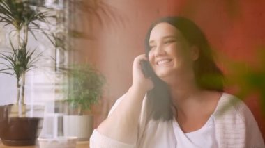 Telefon üzerinden sohbet ve kapalı gülüyor büyük beyaz kız