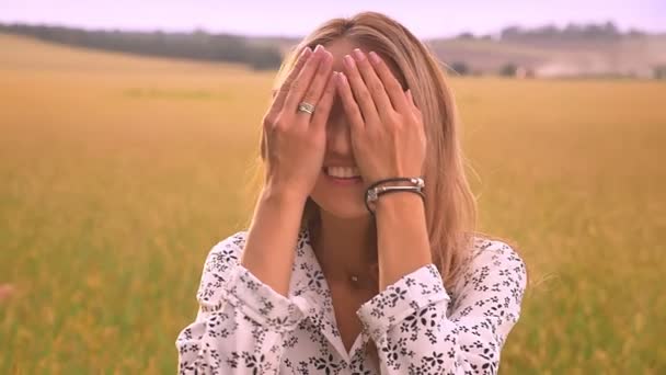 Leuke Aziatische moeder spelen verstoppertje met haar fijne zoontje — Stockvideo