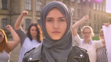 Duygusal olarak oylama ve güç gösteren feministler duran hijab gurur beyaz genç kadın