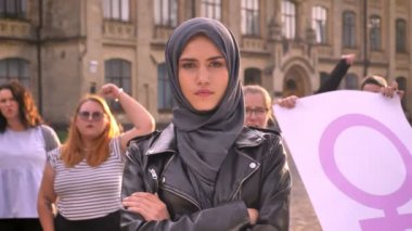 Çeşitli beyaz feministler hijab pembe bayrak ile dikkat çeken ve açık oylama merkezinde şirin kızla grup